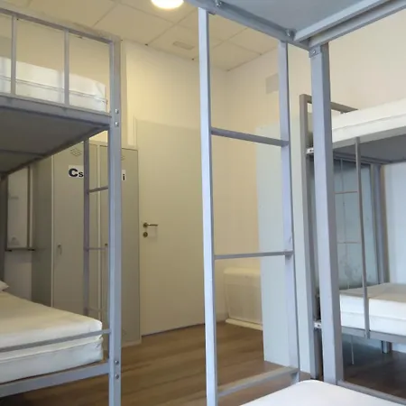 호스텔 체크 인 레옹 *