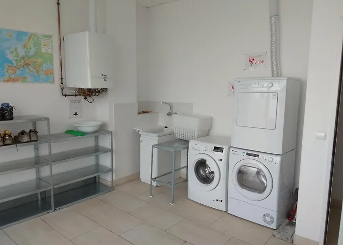 체크 인 레옹 호스텔