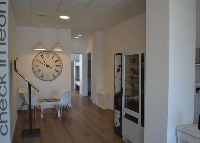 호스텔 체크 인 레옹 *