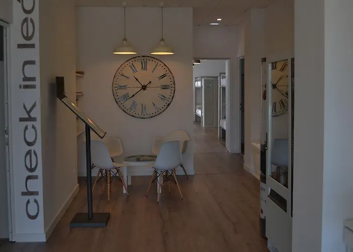체크 인 레옹 호스텔