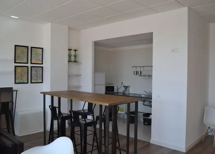 체크 인 레옹 호스텔 *