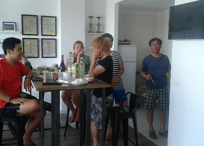 체크 인 레옹 호스텔 *