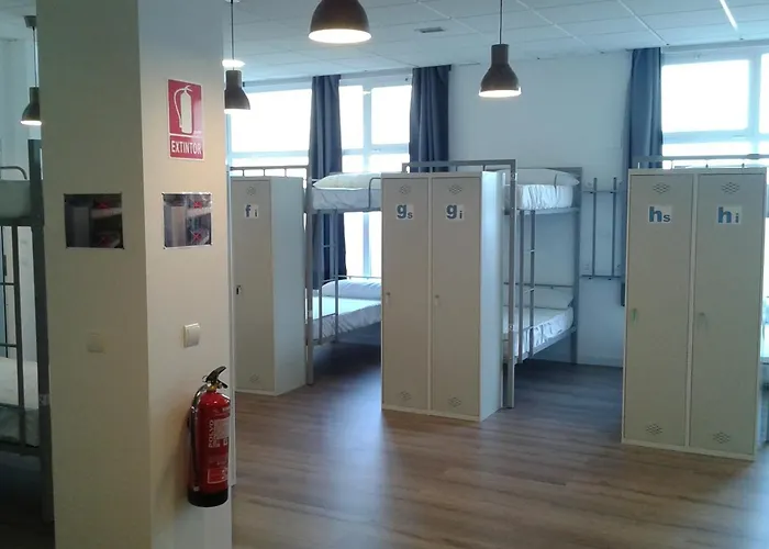 체크 인 레옹 호스텔 *