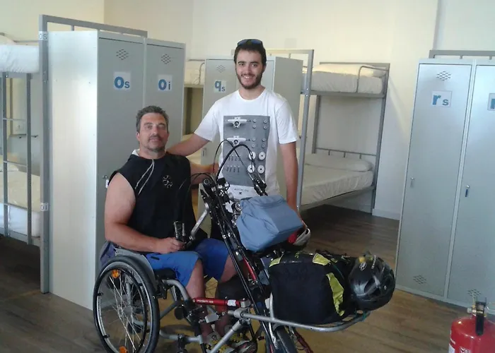 체크 인 레옹 호스텔