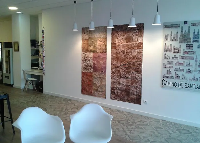 체크 인 레옹 호스텔 *